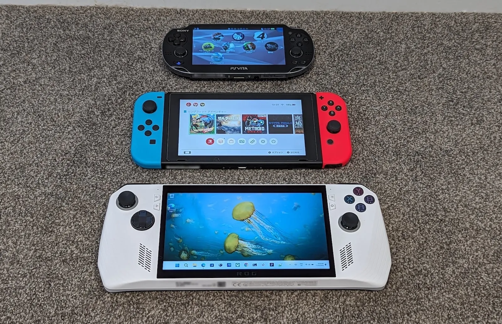 お約束の Nintendo Switch などとの比較 写真 : お約束の Nintendo Switch などとの比較