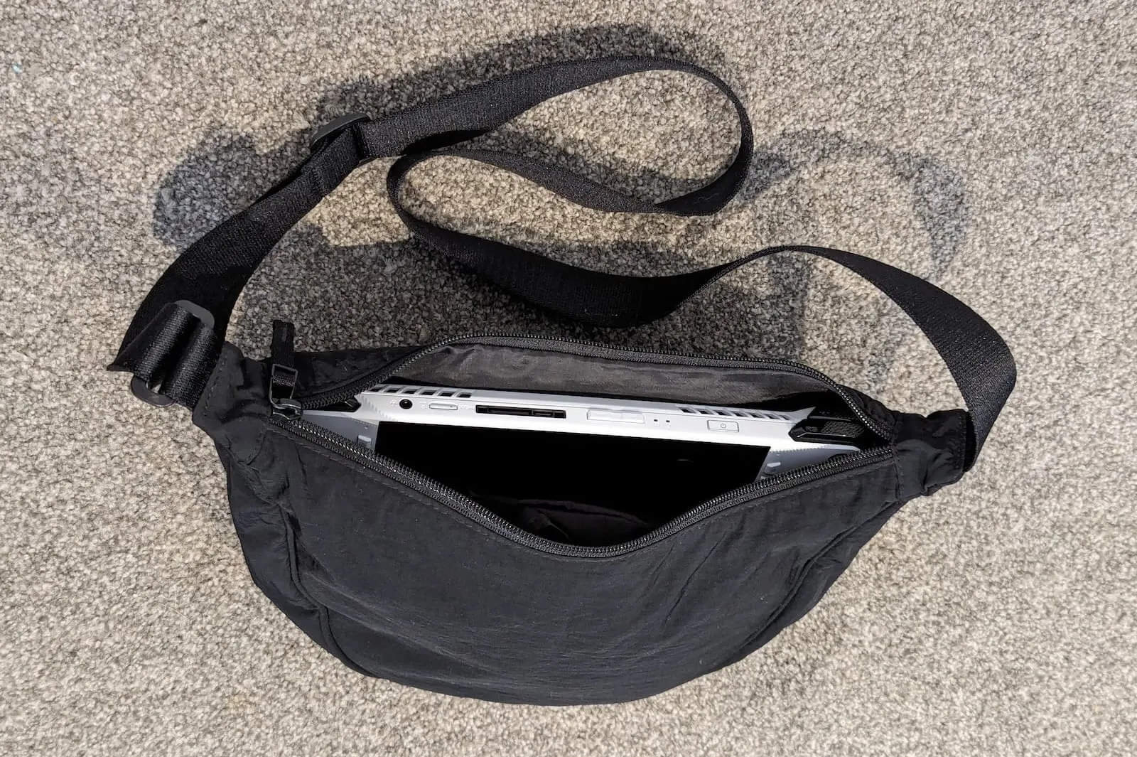 ラウンドミニショルダーバッグがぴったり 写真 : ラウンドミニショルダーバッグがぴったり