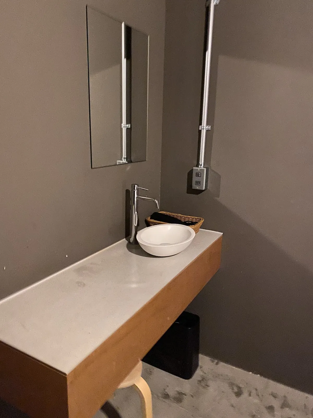 UNPLAN Fukuoka - private twin room 机と椅子 写真 : UNPLAN Fukuoka - private twin room 机